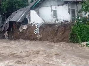 Detik-detik Rumah Warga di Wonosobo Ambruk Terseret Arus Sungai