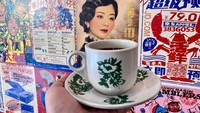 Kopi O  masih disajikan menggunakan cangkir keramik tebal khas Kopitiam untuk mempertahankan rasa panas dari kopi.  Foto: detikFood