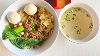 Salah satu menu andalannya ada Bakmi Singapura (Rp 36.000) yang terinspirasi dari mee pok di sana. Ada bakso ikan hingga ayam kecap. Foto: detikFood