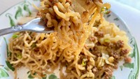 Menggunakan mie keriting yang dioseng dengan bumbu mala, serta topping ayam kecap halus rasanya manis gurih dan ekstra pedas.  Foto: detikFood