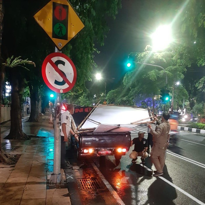 Satpol PP Surabaya tertibkan APK di jalan utama