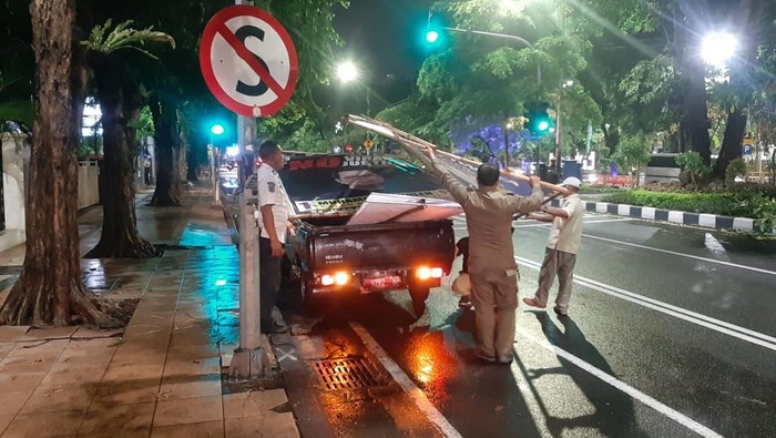 Satpol PP Surabaya tertibkan APK di jalan utama
