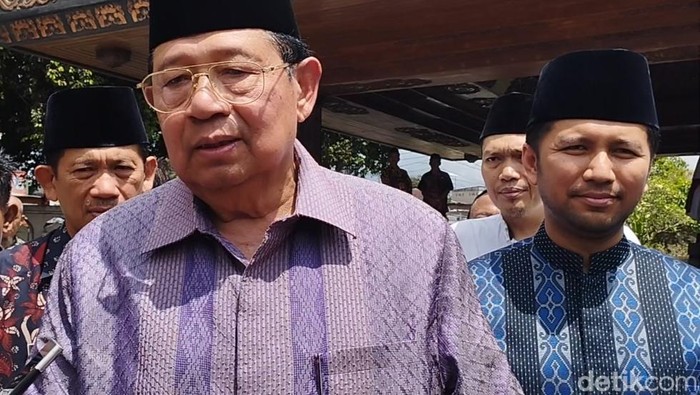 SBY di Makam Bung Karno Blitar