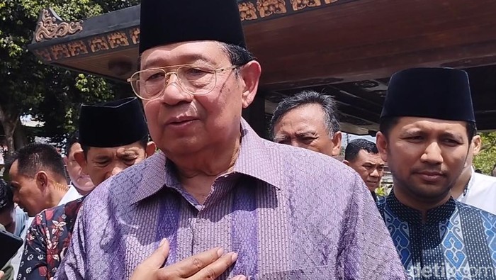SBY di Makam Bung Karno Blitar