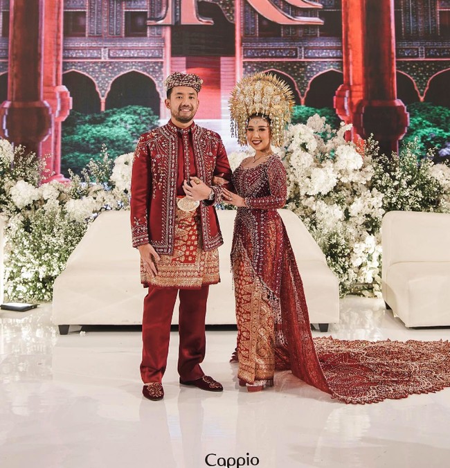Kiky Saputri yang menikah pada Januari 2023 lalu juga memilih menerapkan adat Minangkabau. Ia mengenakan sunting yang tampak sangat berat dengan warna keemasan. Foto: Instagram @kikysaputrii/@cappiophoto