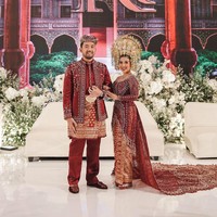 Kiky Saputri yang menikah pada Januari 2023 lalu juga memilih menerapkan adat Minangkabau. Ia mengenakan sunting yang tampak sangat berat dengan warna keemasan. Foto: Instagram @kikysaputrii/@cappiophoto