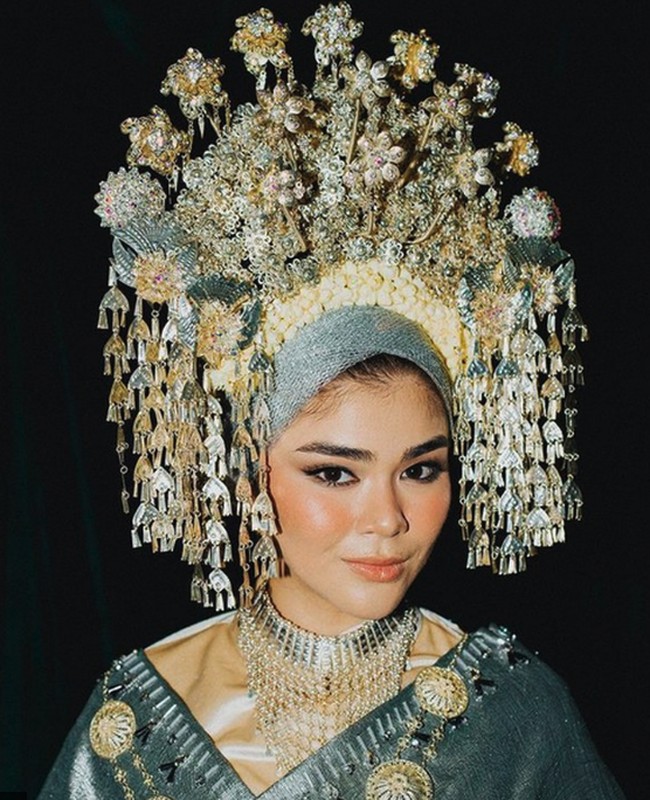 Kemudian ada Sivia Azizah yang menikah dengan suntiang. Tampak berbeda, Sivia Azizah memakai suntiang bernuansa silver kehijauan yang dipadukan ciput untuk menutupi rambutnya. Foto: Instagram @bridestory