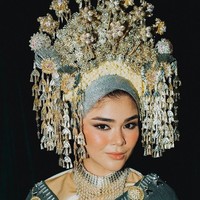 Kemudian ada Sivia Azizah yang menikah dengan suntiang. Tampak berbeda, Sivia Azizah memakai suntiang bernuansa silver kehijauan yang dipadukan ciput untuk menutupi rambutnya. Foto: Instagram @bridestory