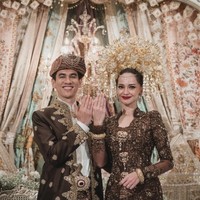 Selanjutnya ada Enzy Storia yang menikah dengan Maulana Kasetra atau biasa dipanggil Molen memakai suntiang. Kali ini Enzy Storia mengenakan kebaya warna cokelat dengan suntiang keemasan. Foto: Instagram @enzystoria