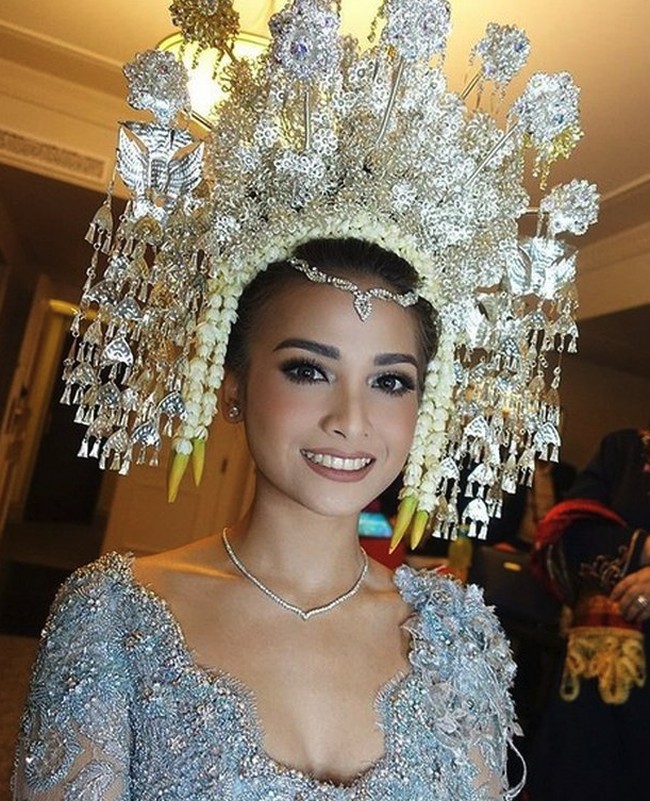 Acha Septriasa yang juga memakai suntiang bernuansa silver dan kebaya senada saat menikah dengan Vicky Kharisma. Foto: Instagram @bumiauw