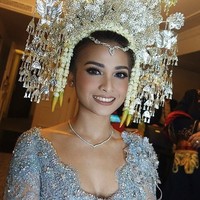 Acha Septriasa yang juga memakai suntiang bernuansa silver dan kebaya senada saat menikah dengan Vicky Kharisma. Foto: Instagram @bumiauw
