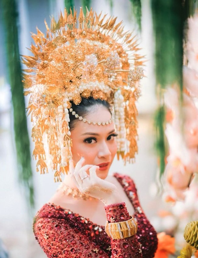 Pasangan selebriti Hanggini dan Luthfi Aulia memutuskan menikah dengan adat Padang. Hanggini tampil memukau dengan pakaian adat Minang beserta suntiang yang berat dan mewah. Foto: Instagram @hanggini