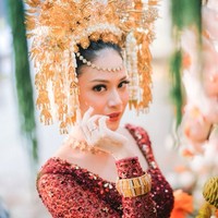 Pasangan selebriti Hanggini dan Luthfi Aulia memutuskan menikah dengan adat Padang. Hanggini tampil memukau dengan pakaian adat Minang beserta suntiang yang berat dan mewah. Foto: Instagram @hanggini