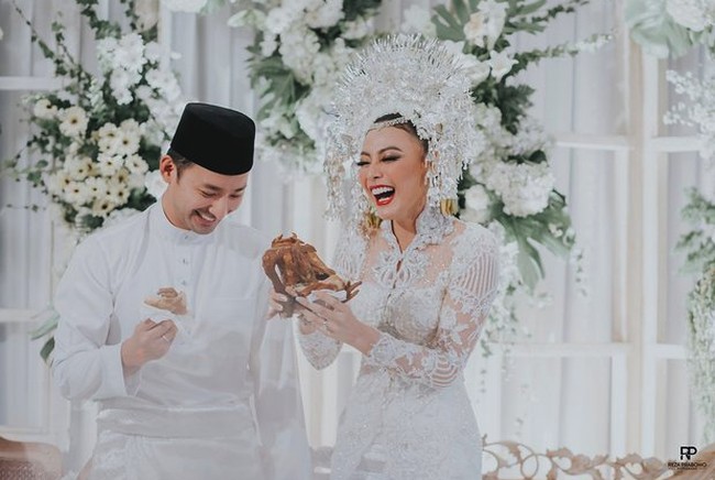 Whulandary Herman mengenakan suntiang bernuansa putih-silver ketika menikah. Uniknya, mantan Puteri Indonesia 2013 itu mengenakan baju pengantin putih yang biasa dikenakan pengantin Jawa. Foto: Instagram @rezaprabowophoto