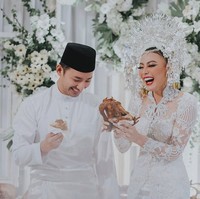 Whulandary Herman mengenakan suntiang bernuansa putih-silver ketika menikah. Uniknya, mantan Puteri Indonesia 2013 itu mengenakan baju pengantin putih yang biasa dikenakan pengantin Jawa. Foto: Instagram @rezaprabowophoto