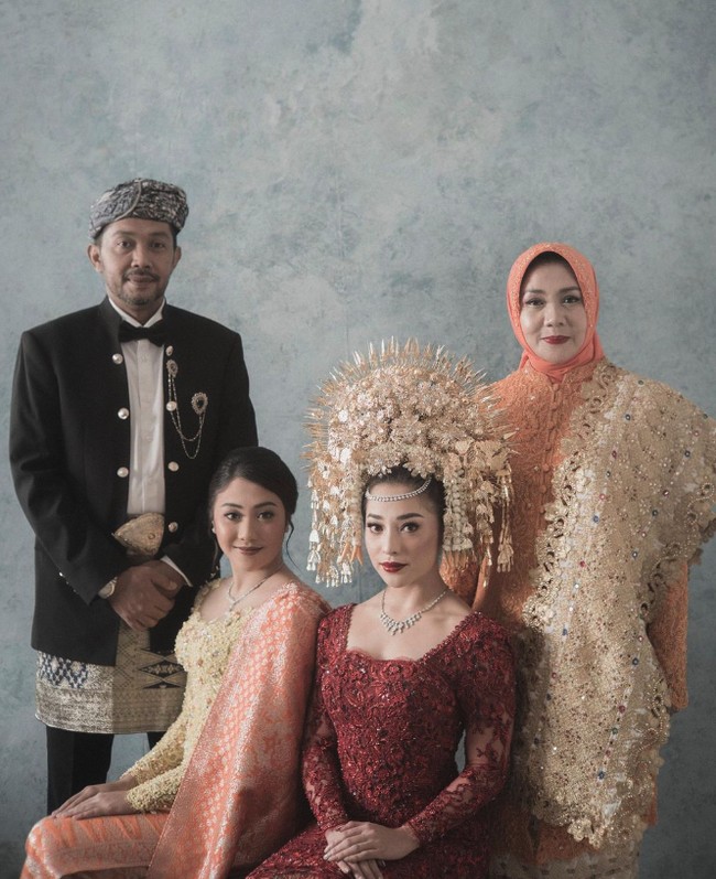Nikita Willy dan Indra Priawan menikah pada 16 Oktober 2020 menggunakan suntiang bernuansa emas. Ia mengenakan kebaya merah maroon yang khas Padang, Sumatera Barat. Foto: Instagram @nikitawillyofficial94