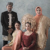 Nikita Willy dan Indra Priawan menikah pada 16 Oktober 2020 menggunakan suntiang bernuansa emas. Ia mengenakan kebaya merah maroon yang khas Padang, Sumatera Barat. Foto: Instagram @nikitawillyofficial94