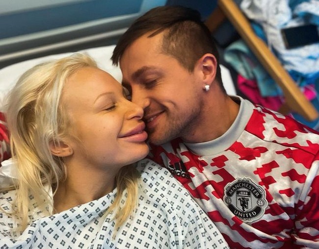 Sebelumnya, kekasih Sophie juga diberitakan meninggal dunia.  Dia adalah mantan pesepakbola Crystal Palace Oliver Spedding yang meninggal pada 17 November. Inilah kebersamaan pasangan tersebut yang kini tinggal kenangan.Foto: dok. Instagram