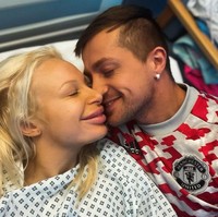 Sebelumnya, kekasih Sophie juga diberitakan meninggal dunia.  Dia adalah mantan pesepakbola Crystal Palace Oliver Spedding yang meninggal pada 17 November. Inilah kebersamaan pasangan tersebut yang kini tinggal kenangan.Foto: dok. Instagram