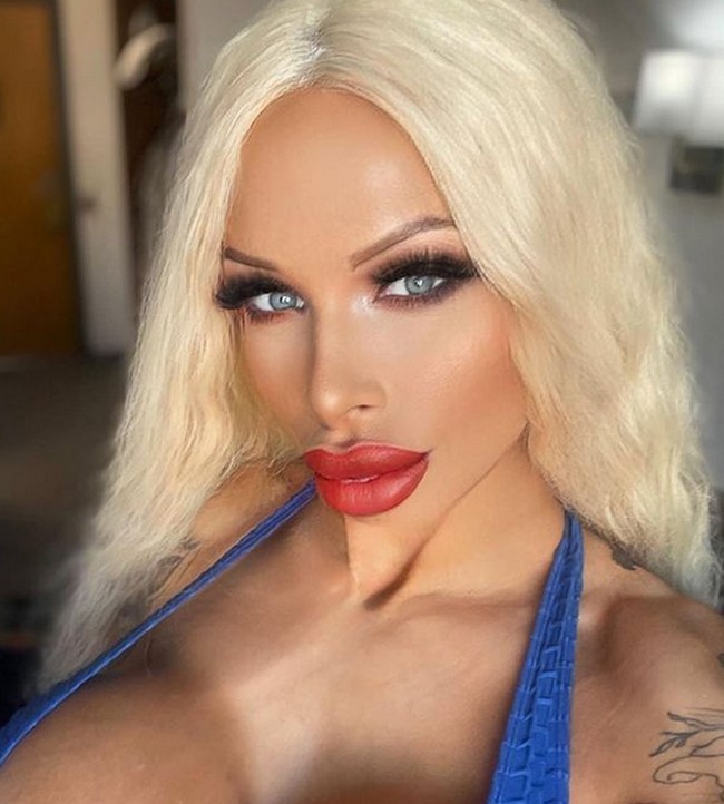 Sophie Anderson, bintang dewasa Inggris yang populer karena sensasinya. Dia menjuluki dirinya sebagai pemilik payudara palsu terbesar di Inggris. Foto: dok. Instagram