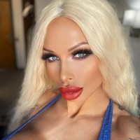 Sophie Anderson, bintang dewasa Inggris yang populer karena sensasinya. Dia menjuluki dirinya sebagai pemilik payudara palsu terbesar di Inggris. Foto: dok. Instagram