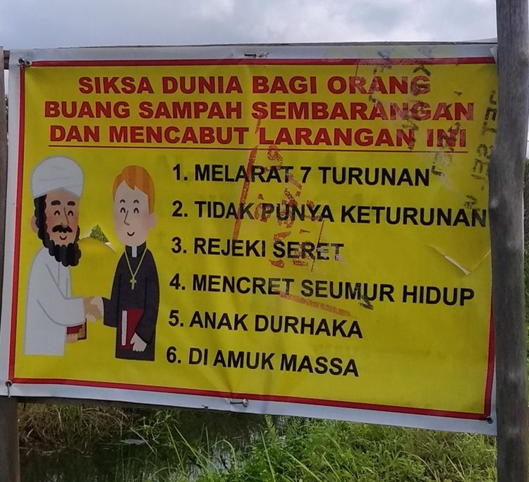 Jangan buang sampah sembarang. Jagalah lingkungan tetap bersih dengan membuang sampah di tempatnya. Yuk bisa, yuk!