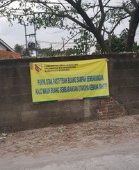 Jangan buang sampah sembarang. Jagalah lingkungan tetap bersih dengan membuang sampah di tempatnya. Yuk bisa, yuk!