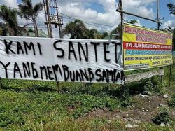Spanduk Jangan Buang Sampah Sembarangan yang Nggak Biasa, Pake Disumpahin