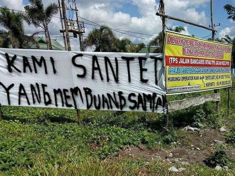 Spanduk Jangan Buang Sampah Sembarangan yang Nggak Biasa, Pake Disumpahin