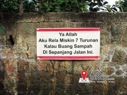 Spanduk Jangan Buang Sampah Sembarangan yang Nggak Biasa, Pake Disumpahin