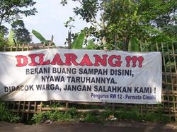 Spanduk Jangan Buang Sampah Sembarangan yang Nggak Biasa, Pake Disumpahin
