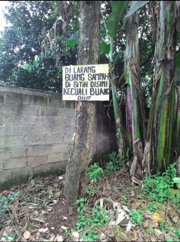 Jangan buang sampah sembarang. Jagalah lingkungan tetap bersih dengan membuang sampah di tempatnya. Yuk bisa, yuk!