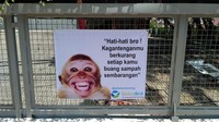 Jangan buang sampah sembarang. Jagalah lingkungan tetap bersih dengan membuang sampah di tempatnya. Yuk bisa, yuk!