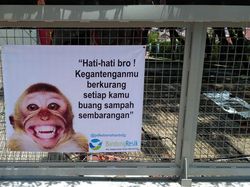 Spanduk Jangan Buang Sampah Sembarangan yang Nggak Biasa, Pake Disumpahin