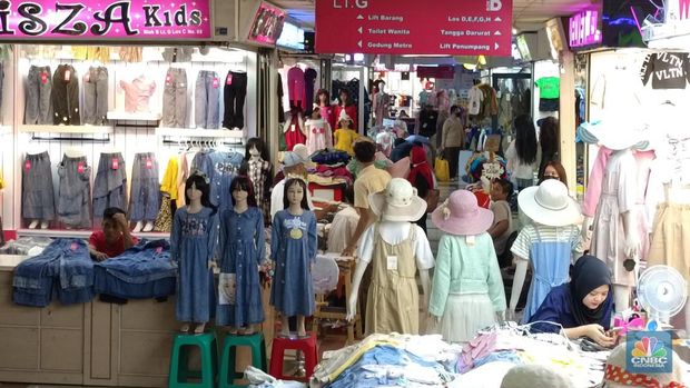 Suasana di Blok A dan Blok B Pasar Tanah Abang hari ini, Jumat (8/12/2023). (CNBC Indonesia/Martyasari Rizky)