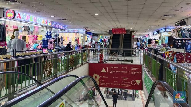 Suasana di Blok A dan Blok B Pasar Tanah Abang hari ini, Jumat (8/12/2023). (CNBC Indonesia/Martyasari Rizky)