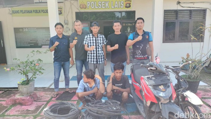 Tampang kedua pelaku pencuri kabel saat diamankan di kantor polisi.