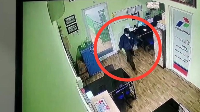Tangkapan layar perampok menggasak uang Rp 110 juta di SPBU Maros.