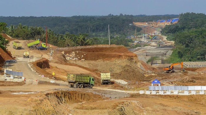 Sejumlah pekerja menggunakan alat berat saat menyelesaikan proyek pembangunan tol Serang-Panimbang seksi III di Lebak, Banten, Kamis (7/12/2023). Pemerintah menargetkan pembangunan jalan tol Serang-Panimbang sepanjang 83,67 kilometer itu untuk peningkatan konektivitas menuju Kawasan Strategis Pariwisata Nasional (KSPN) Tanjung Lesung dan dapat beroperasi sepenuhnya pada 2025. ANTARA FOTO/Muhammad Bagus Khoirunas/nym.