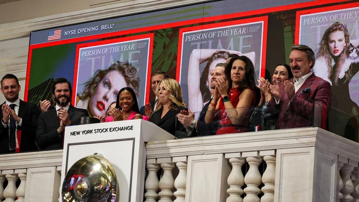 Taylor Swift Jadi Person of the Year 2023 Versi Majalah TIME Jessica Sibley, CEO of TIME rings the opening bell to celebrate the reveal of the 2023 TIME Person of the Year, Taylor Swift, at the New York Stock Exchange (NYSE) in New York City, U.S., December 6, 2023. REUTERS/Brendan McDermid