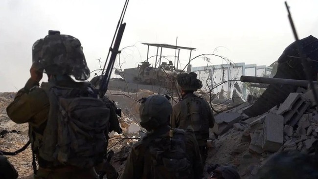 Tentara Israel mengambil posisi dalam operasi darat melawan Hamas di Jalur Gaza Tentara Israel mengambil posisi dalam operasi darat melawan Hamas di Jalur Gaza