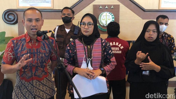 Tersangka kasus mafia TKD Nologaten, Sleman, inisial ANS dihadirkan dalam jumpa pers di Kantor Kejati DIY, Kota Jogja, Jumat (8/12/2023).