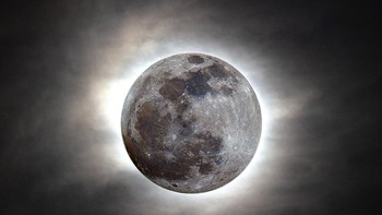 Juara kedua astronomi diserahkan pada Imran Sultan. Bulan purnama bulan Mei dikenal dengan sebutan Flower Moon, nama yang berasal dari masyarakat Algonquin yang menandai mekarnya bunga saat musim semi. Flower Moon tahun ini jatuh pada malam berawan ketika Imran memotretnya dari pinggiran kota Chicago. Peralatan: Canon Rebel T5i, refraktor SVBONY SV503 80ED, Star Adventurer GTi, ASIAIR Pro Processing : PIPP, Serangan Otomatis ! (susun), RegiStax (penyesuaian wavelet), Adobe Photoshop (menggabungkan foto dalam komposit HDR, penyesuaian rona/saturasi) Foto: The Royal Society Publishing