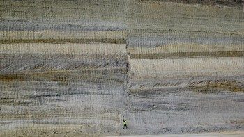 Pemenang ilmu bumi diraih oleh Chia-Hsin Tsai. Foto ini diambil saat kuliah lapangan sarjana di Kanal Korintus di Yunani pada bulan September 2022. Gambar tersebut menggambarkan singkapan yang khas, menampilkan patahan normal dalam lingkungan tektonik ekstensional. Kanal Korintus berada di tengah depresi neotektonik dan memotong banyak sesar normal. Sesar ini menggantikan lakustrin Pleistosen Tengah hingga Akhir dan stratigrafi laut dengan struktur sedimen yang jelas. Kamera: Nikon D5300 pada panjang fokus 55mm, aperture f/6.3, ISO 630 dan eksposur 1/640 detik. Lensa: 18-55 f3.5-6.5. Penyesuaian minimal diterapkan melalui aplikasi iOS Photos. Foto: The Royal Society Publishing