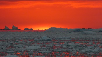 Juara kedua ilmu bumi didapat oleh Michael Meredith. Banyak yang berkomentar bahwa Antartika terasa seperti planet yang berbeda; Mungkin hal ini benar terutama terjadi saat Matahari terbenam yang berapi-api yang bisa berlangsung berjam-jam. Bagi Michael Meredith, hal ini merupakan simbol dari pemanasan yang cepat dan hilangnya es secara drastis yang kini dialami bagian Antartika. Foto diambil dengan Panasonic Lumix DMC-FZ150; 1/125dtk, f/5.2, 108mm. Tidak ada pasca-pemrosesan atau filter yang diterapkan. Foto: The Royal Society Publishing Photography Competition