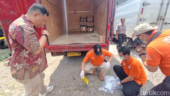 Tim Inafis Polresta Banyumas melakukan olah TKP di lokasi perampokan gudang ekspedisi barang Desa Kedungrandu, Kecamatan Patikraja, Kabupaten Banyumas, Jumat (8/12/2023).