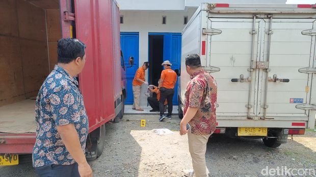Tim Inafis Polresta Banyumas melakukan olah TKP di lokasi perampokan gudang ekspedisi barang Desa Kedungrandu, Kecamatan Patikraja, Kabupaten Banyumas, Jumat (8/12/2023).
