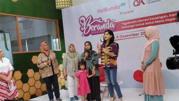 Ibu rumah tangga mempunyai peran penting dalam mengelola keuangan. Investasi menjadi salah satu cara mengelola keuangan yang baik sekaligus dapat merencanakan masa depan.