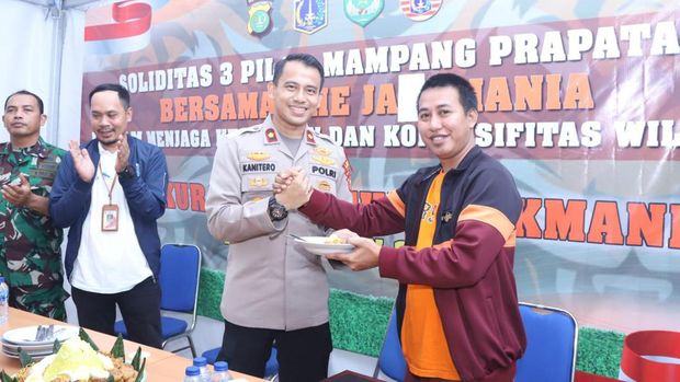 TNI-Polri bersama 3 pilar Kecamatan Mampang Prapatan silaturahmi dengan suporter Persija, The Jakmania. Mereka kompak menyatakan mendukung Pemilu 2024 damai. (dok (st)