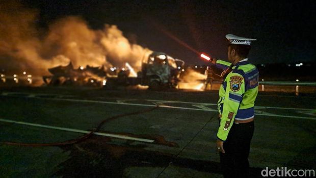 truk tangki metanol terbakar hebat di tol jombang